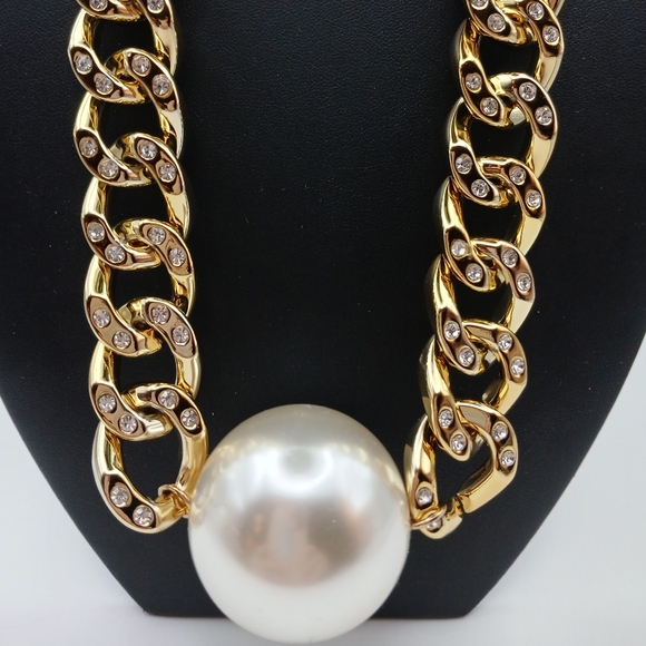THALIA SODI Large Pearl Statement Necklace Gold Tone & Crystals NWT - Picture 2 of 9
